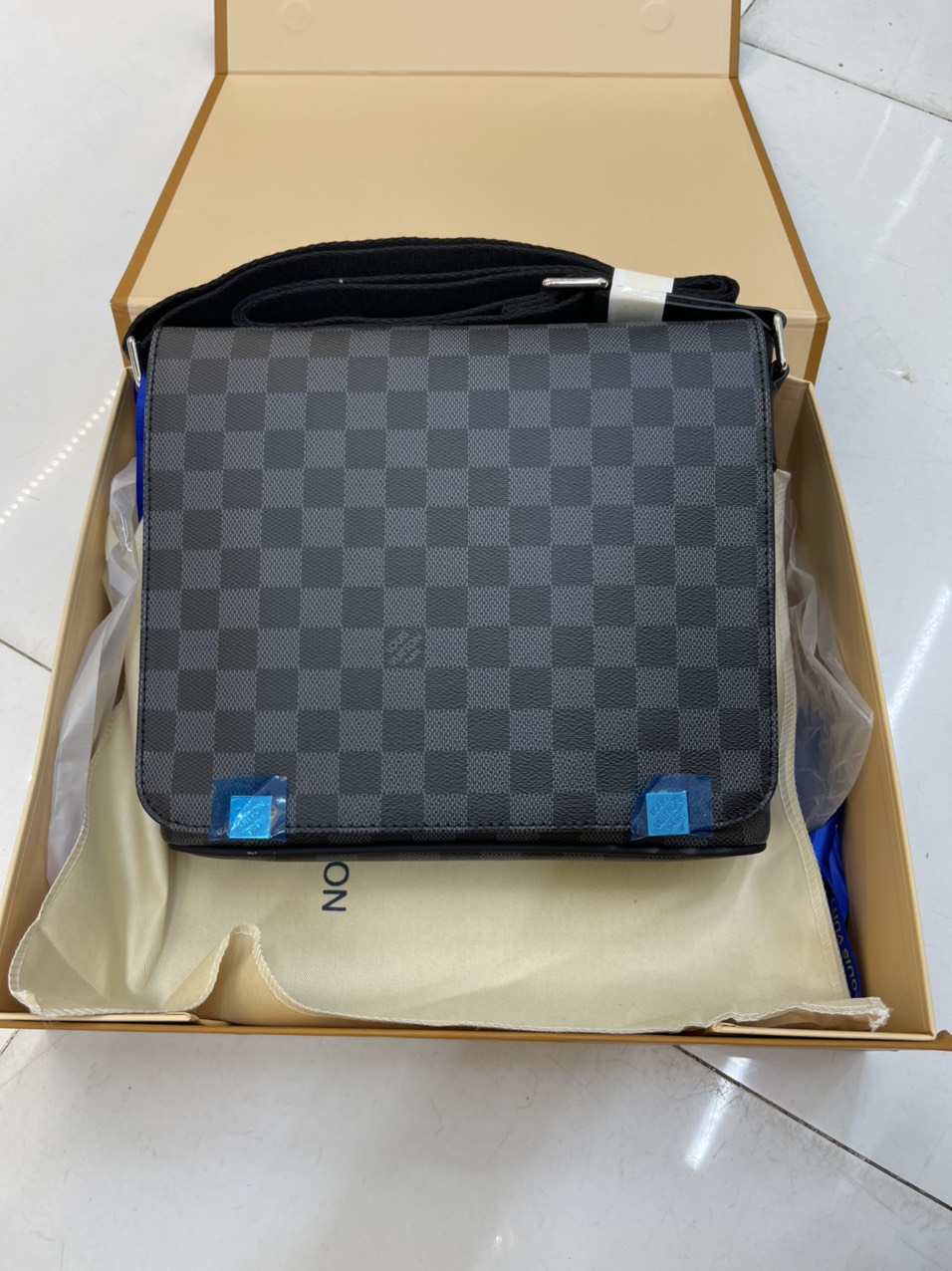 Túi Xách LV Nam Nắp Gập Ô Đen Size 27 cm