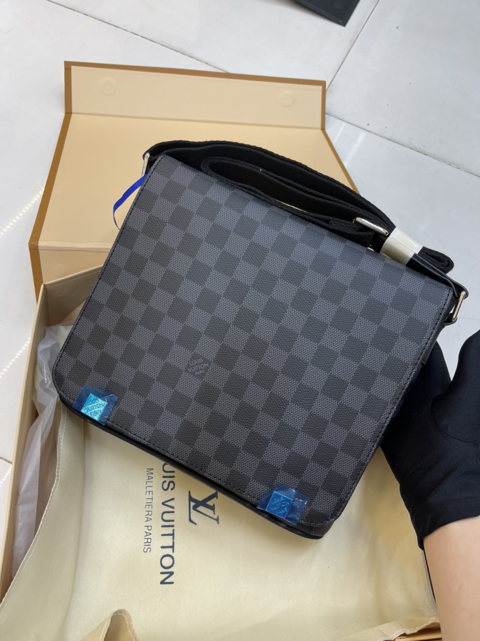 Túi Xách LV Nam Nắp Gập Ô Đen Size 27 cm