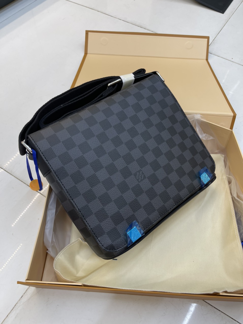 Túi Xách LV Nam Nắp Gập Ô Đen Size 27 cm