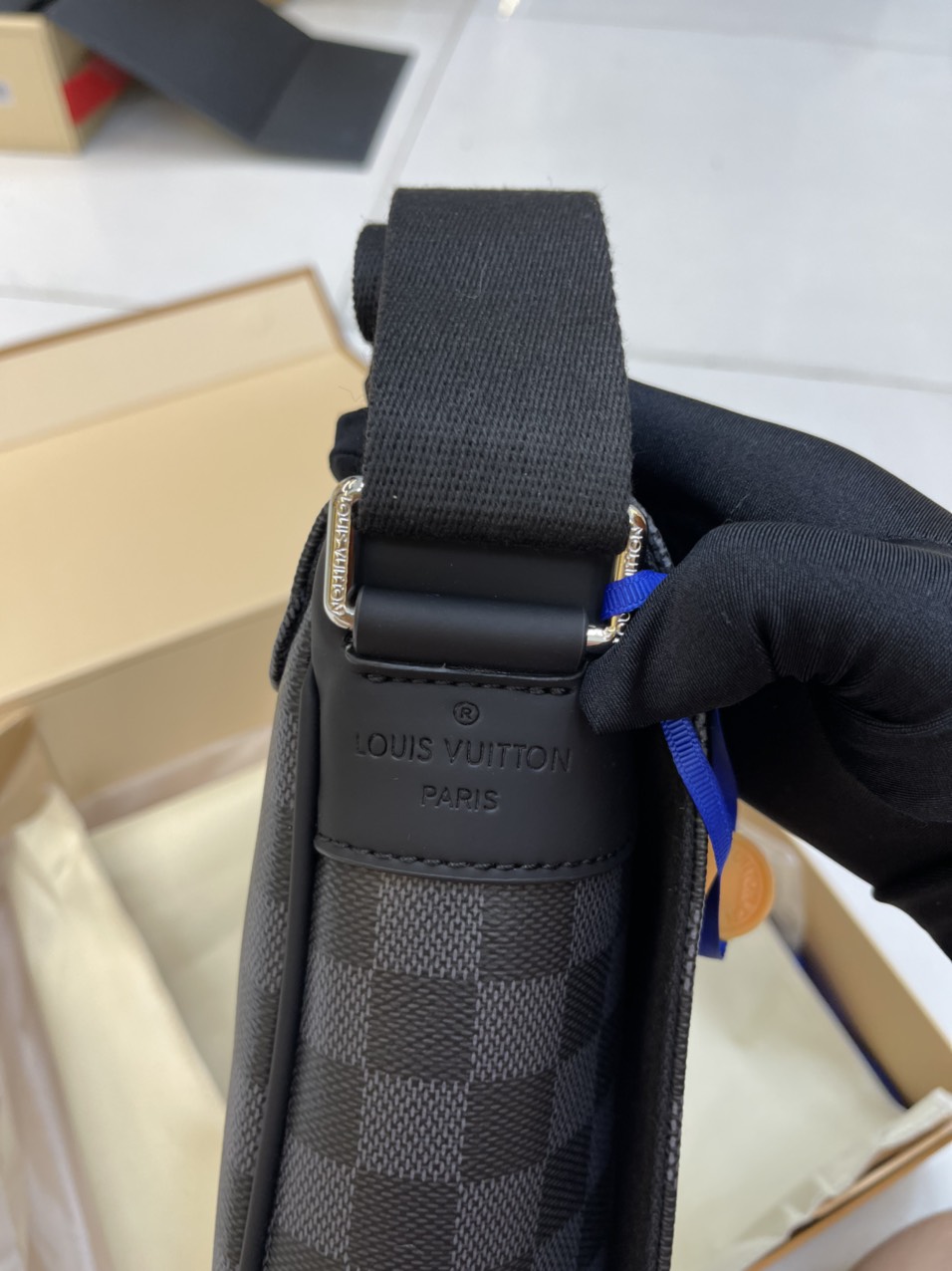Túi Xách LV Nam Nắp Gập Ô Đen Size 27 cm