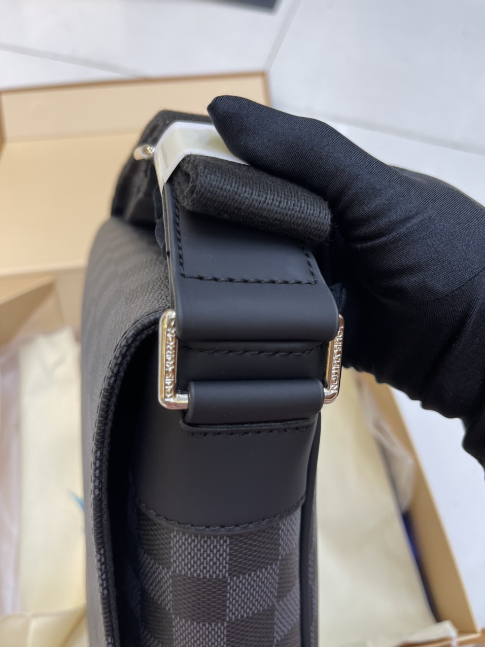 Túi Xách LV Nam Nắp Gập Ô Đen Size 27 cm