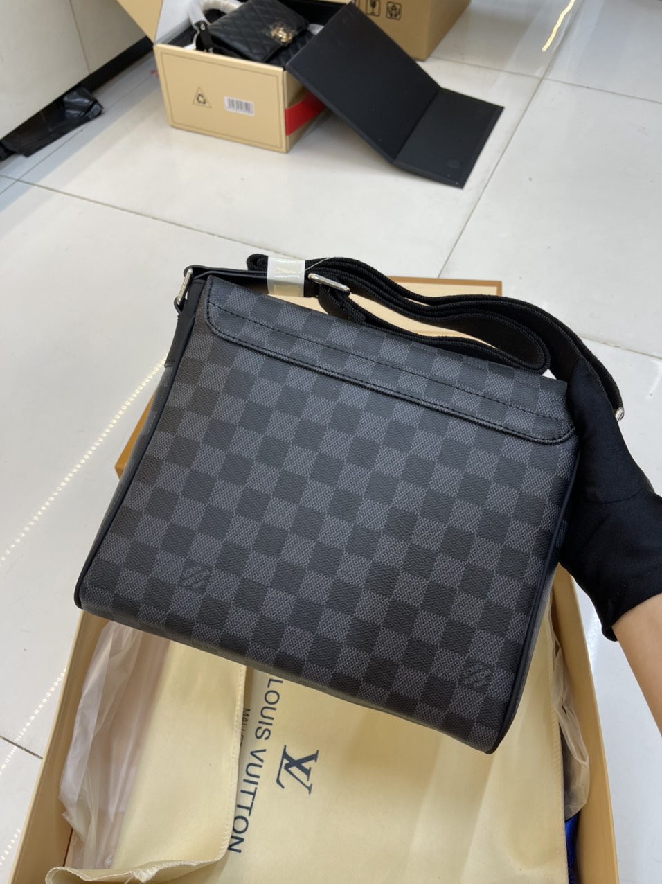Túi Xách LV Nam Nắp Gập Ô Đen Size 27 cm