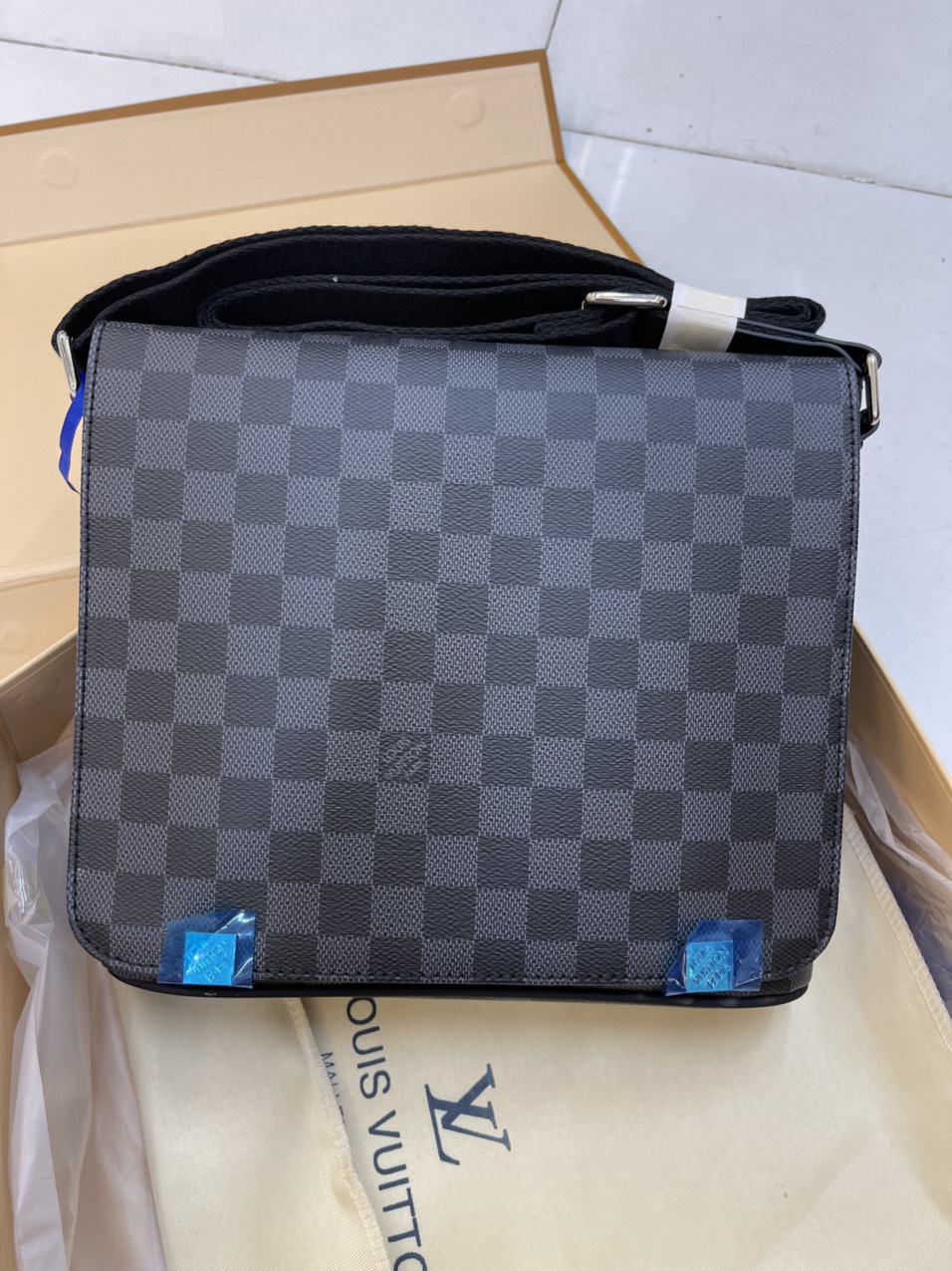 Túi Xách LV Nam Nắp Gập Ô Đen Size 27 cm