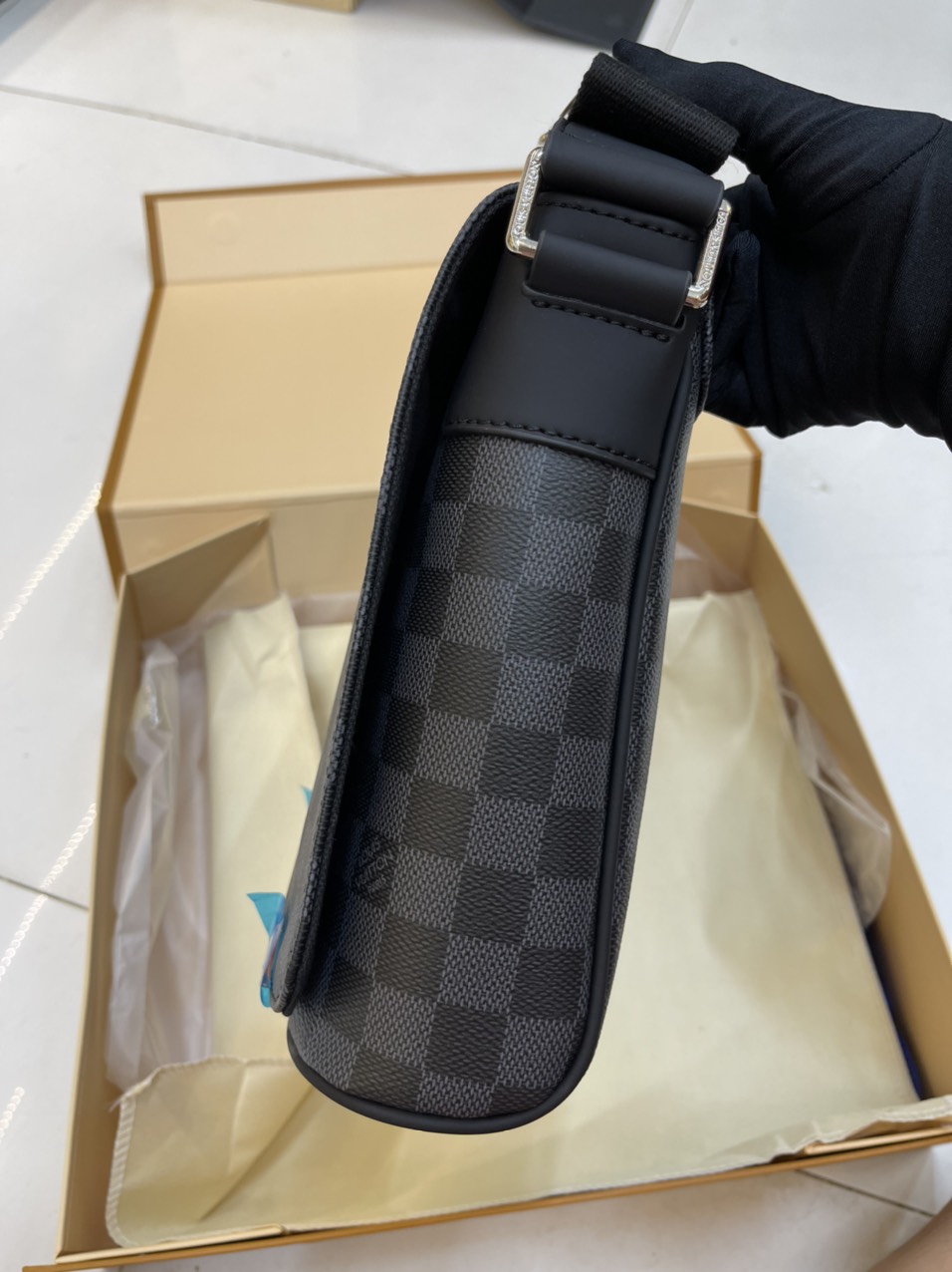 Túi Xách LV Nam Nắp Gập Ô Đen Size 27 cm