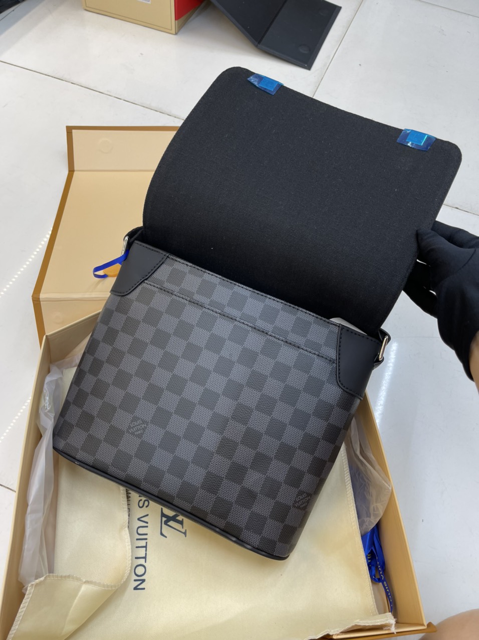 Túi Xách LV Nam Nắp Gập Ô Đen Size 27 cm