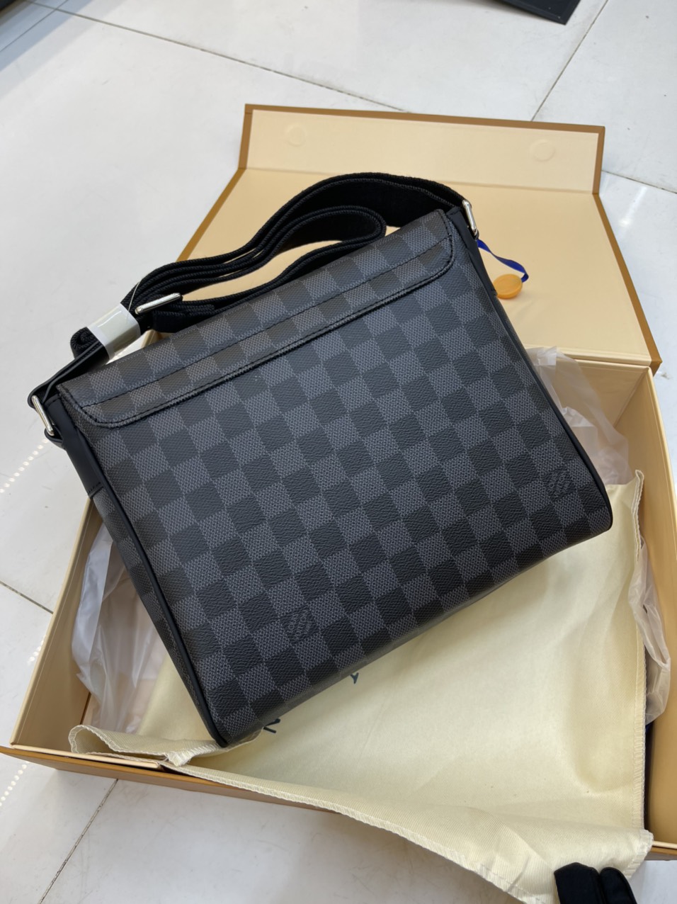 Túi Xách LV Nam Nắp Gập Ô Đen Size 27 cm