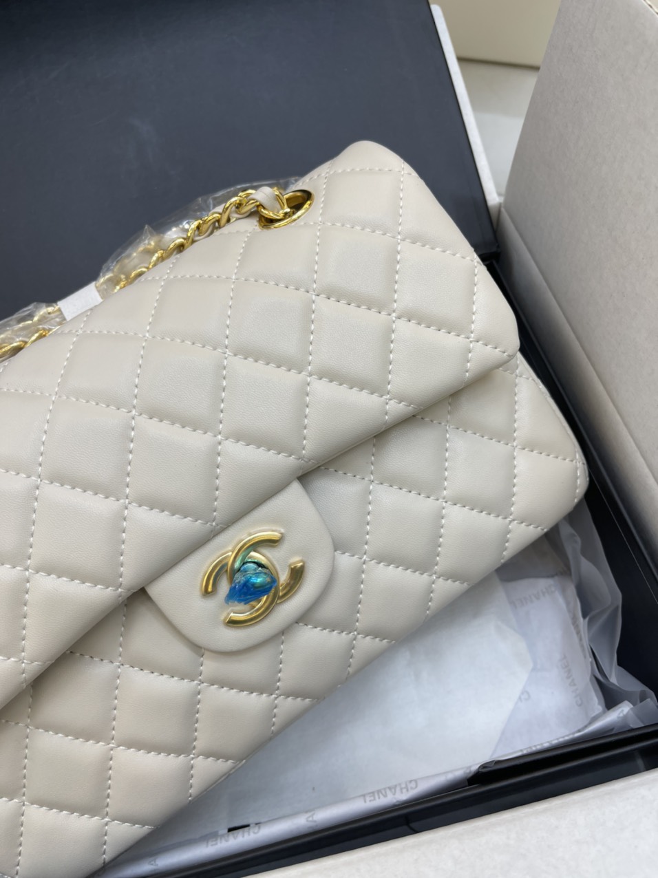 Túi Xách Chanel Super Classic Flap Bag Da Lì Khóa Vàng Màu Trắng Kem Size 23 cm