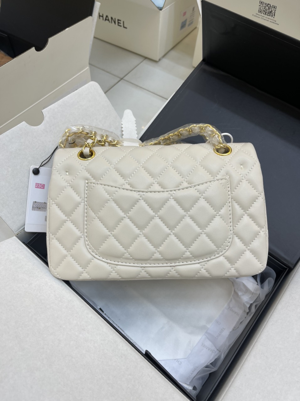 Túi Xách Chanel Super Classic Flap Bag Da Lì Khóa Vàng Màu Trắng Kem Size 23 cm