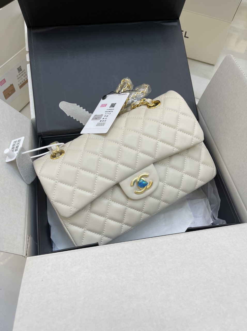 Túi Xách Chanel Super Classic Flap Bag Da Lì Khóa Vàng Màu Trắng Kem Size 23 cm