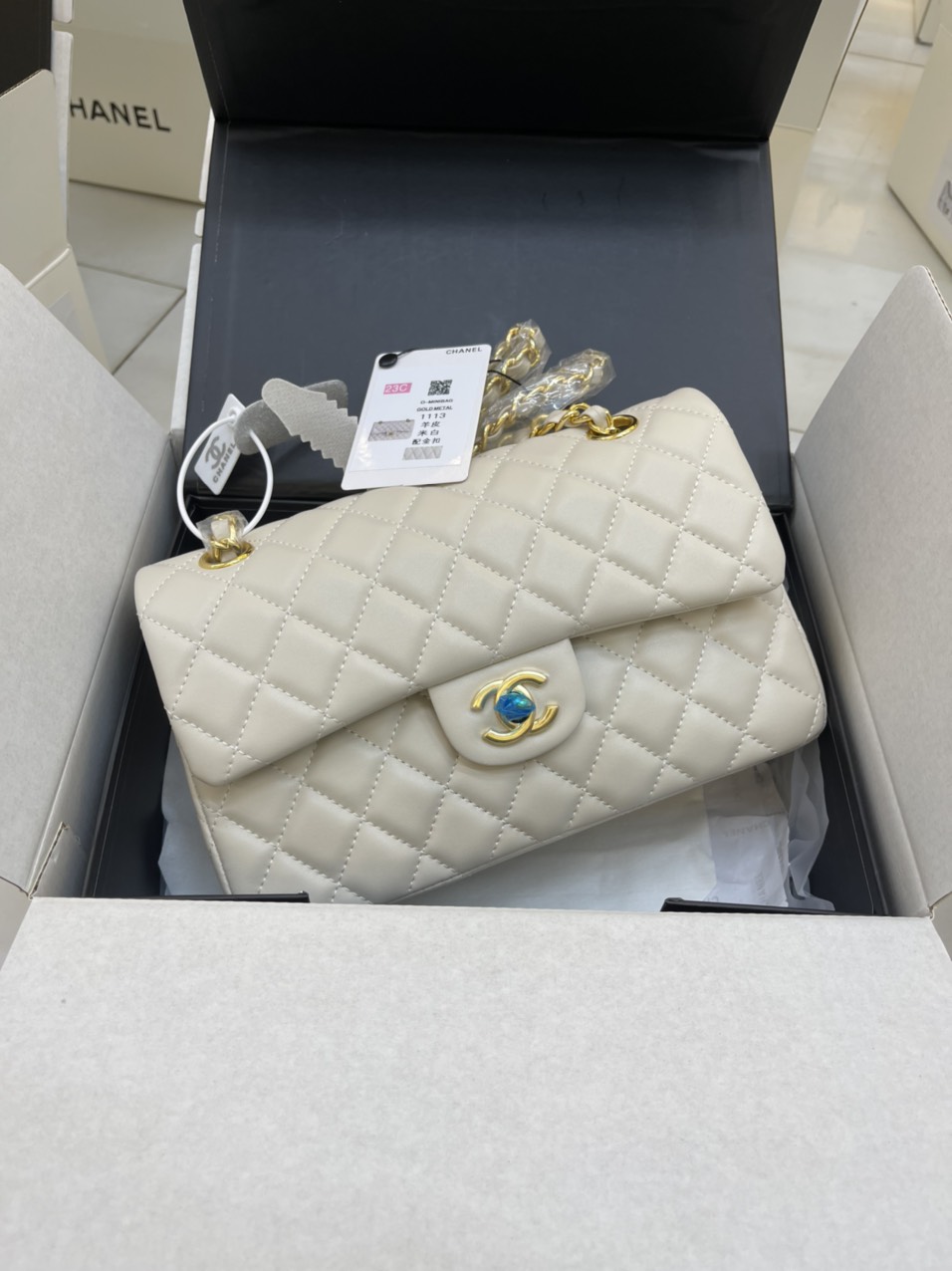 Túi Xách Chanel Super Classic Flap Bag Da Lì Khóa Vàng Màu Trắng Kem Size 23 cm