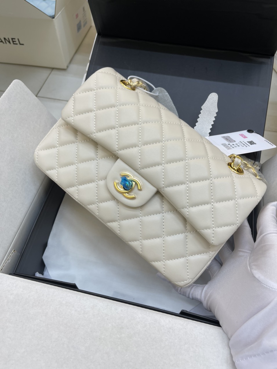 Túi Xách Chanel Super Classic Flap Bag Da Lì Khóa Vàng Màu Trắng Kem Size 23 cm