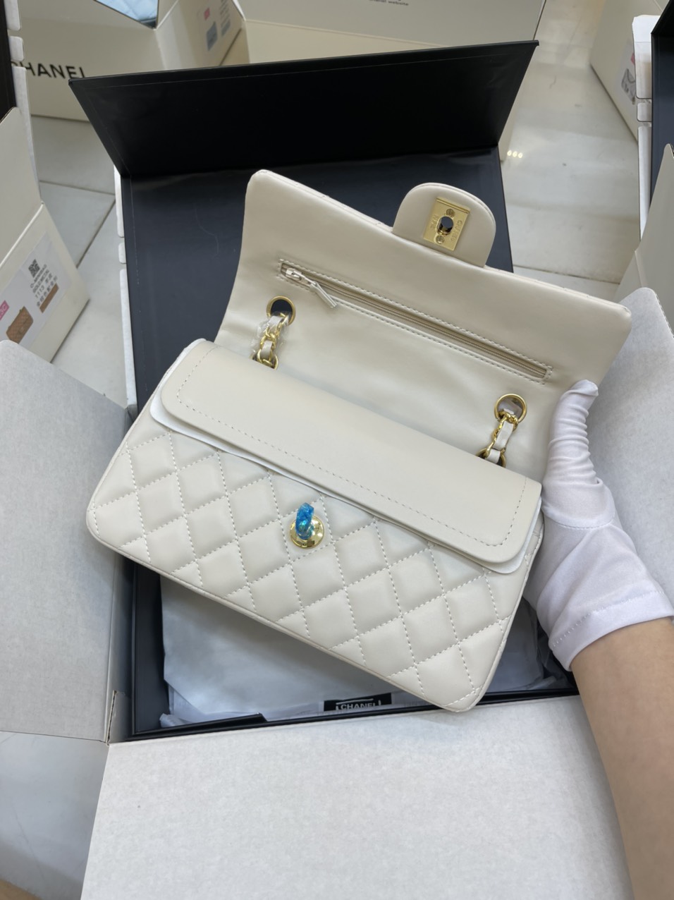 Túi Xách Chanel Super Classic Flap Bag Da Lì Khóa Vàng Màu Trắng Kem Size 23 cm