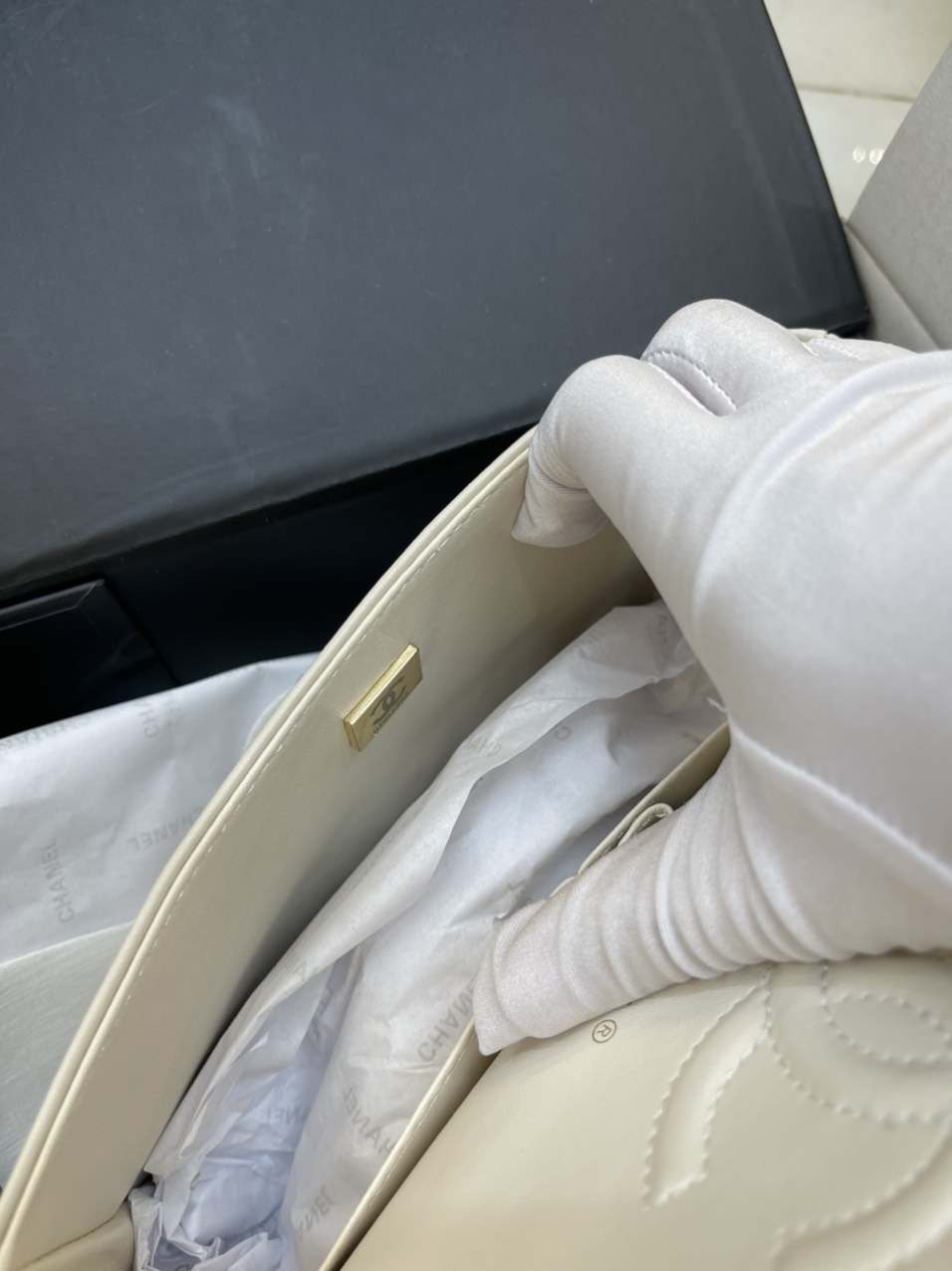 Túi Xách Chanel Super Classic Flap Bag Da Lì Khóa Vàng Màu Trắng Kem Size 23 cm