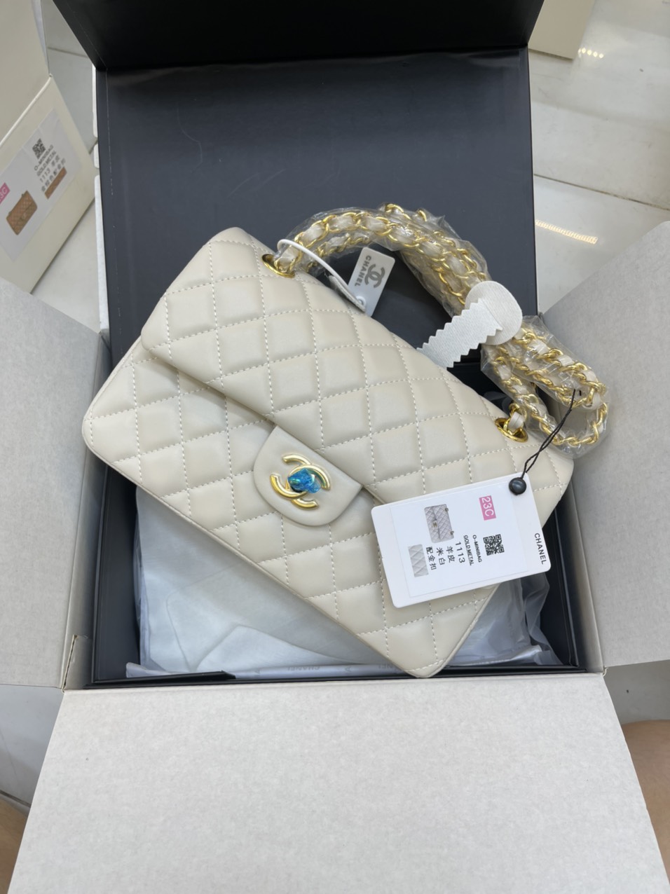 Túi Xách Chanel Super Classic Flap Bag Da Lì Khóa Vàng Màu Trắng Kem Size 23 cm