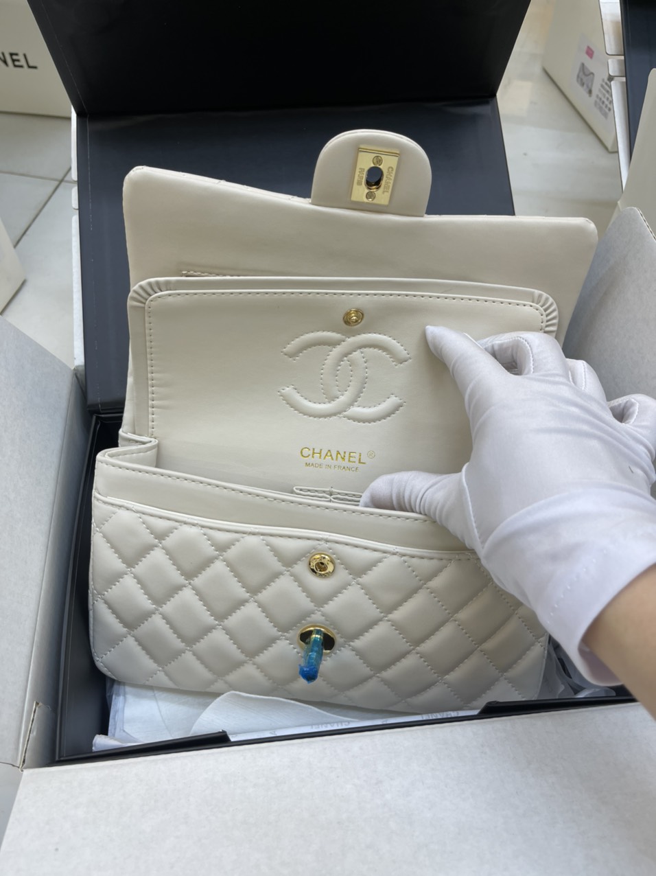 Túi Xách Chanel Super Classic Flap Bag Da Lì Khóa Vàng Màu Trắng Kem Size 23 cm