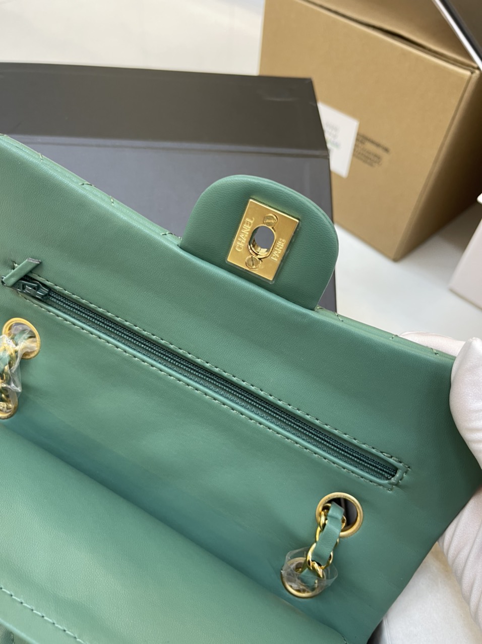 Túi Xách Chanel Super Classic Flap Bag Da Lì Khóa Vàng Màu Xanh Lá Size 23 cm