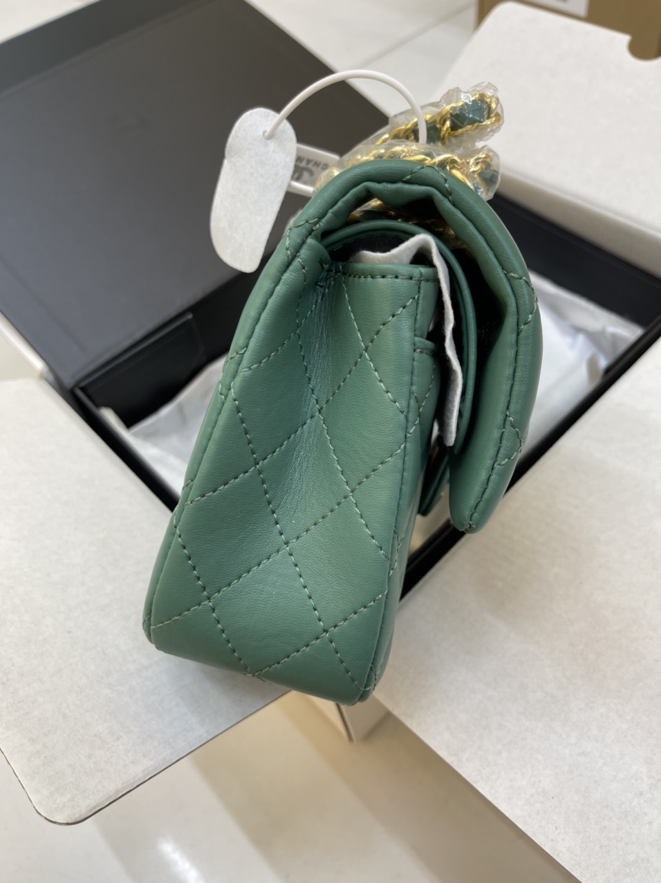 Túi Xách Chanel Super Classic Flap Bag Da Lì Khóa Vàng Màu Xanh Lá Size 23 cm