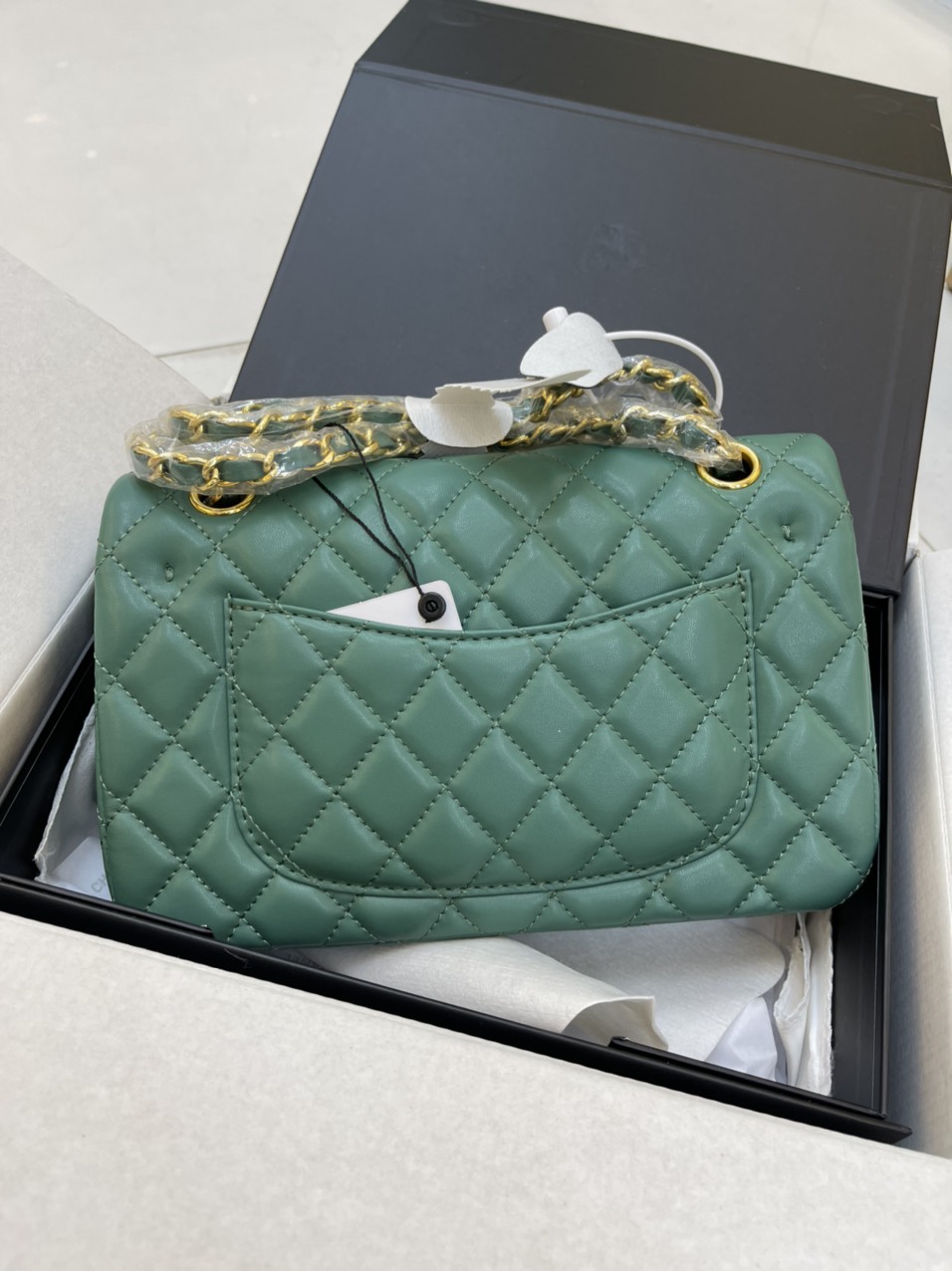 Túi Xách Chanel Super Classic Flap Bag Da Lì Khóa Vàng Màu Xanh Lá Size 23 cm