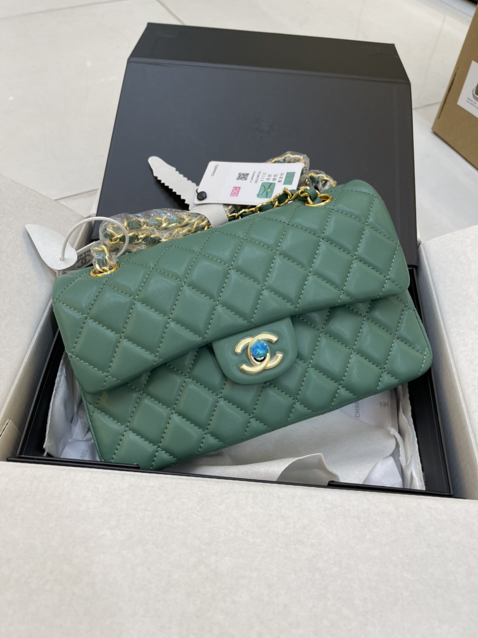 Túi Xách Chanel Super Classic Flap Bag Da Lì Khóa Vàng Màu Xanh Lá Size 23 cm