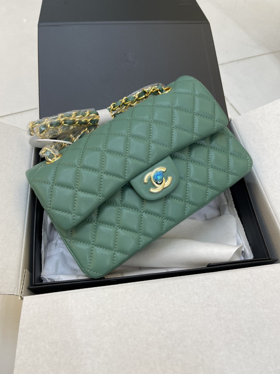 Túi Xách Chanel Super Classic Flap Bag Da Lì Khóa Vàng Màu Xanh Lá Size 23 cm