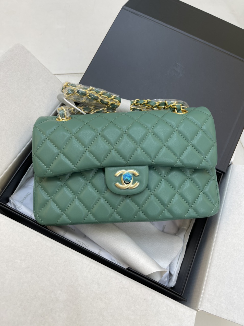 Túi Xách Chanel Super Classic Flap Bag Da Lì Khóa Vàng Màu Xanh Lá Size 23 cm