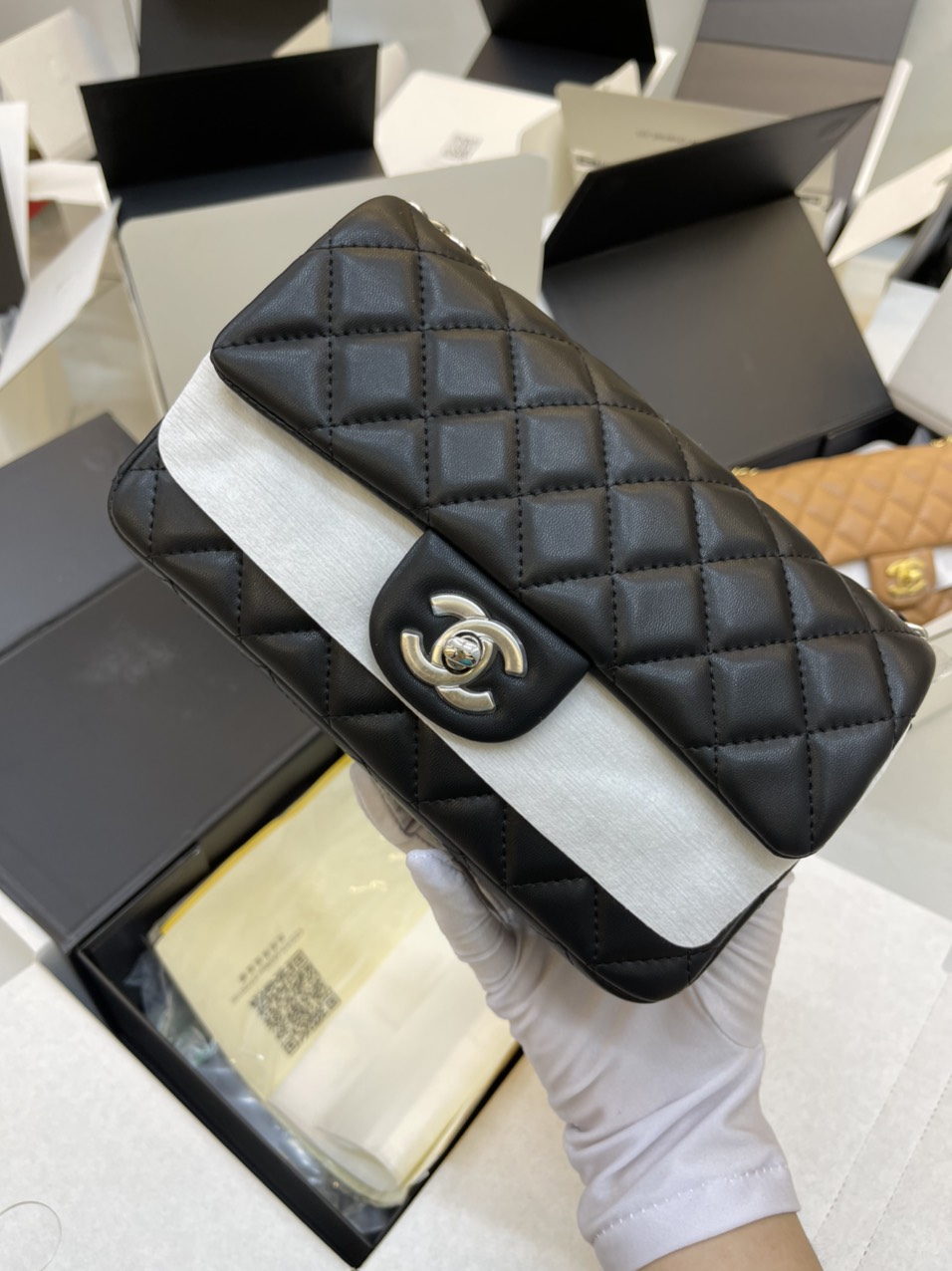 Túi Xách Chanel Super Classic Da Lì Màu Đen Khóa Bạc Size 20cm
