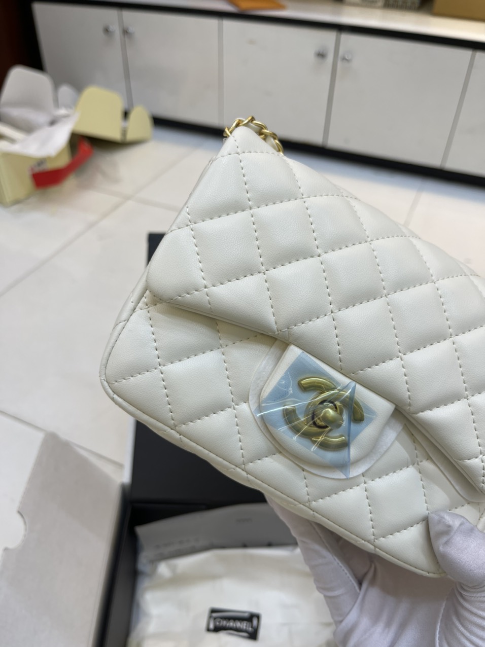 Túi Xách Chanel Super MINI  CHARM Quả Chuông Màu Trắng Size 17cm