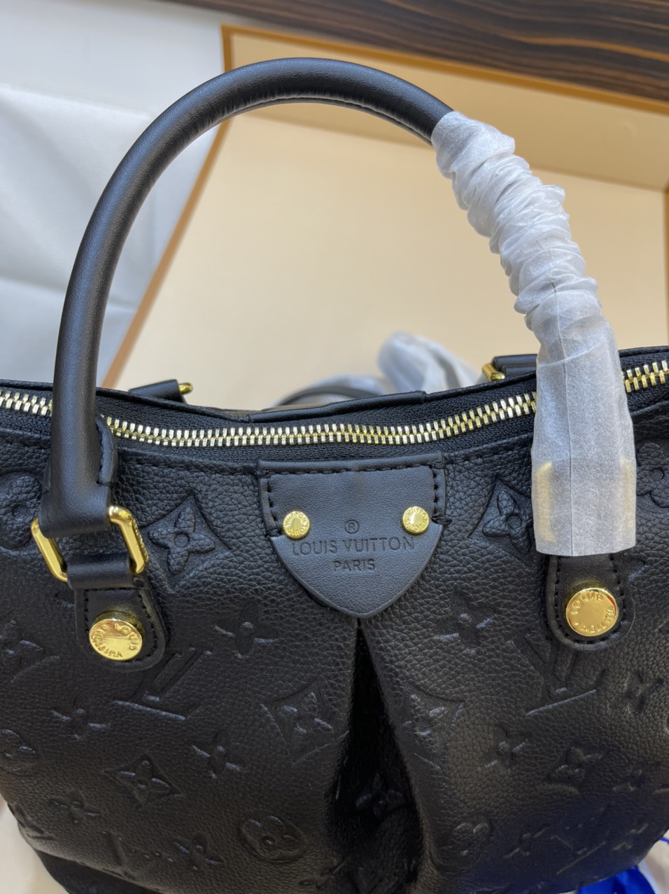 Túi Xách LV Super Khoá Kéo Logo Đen Size 26cm