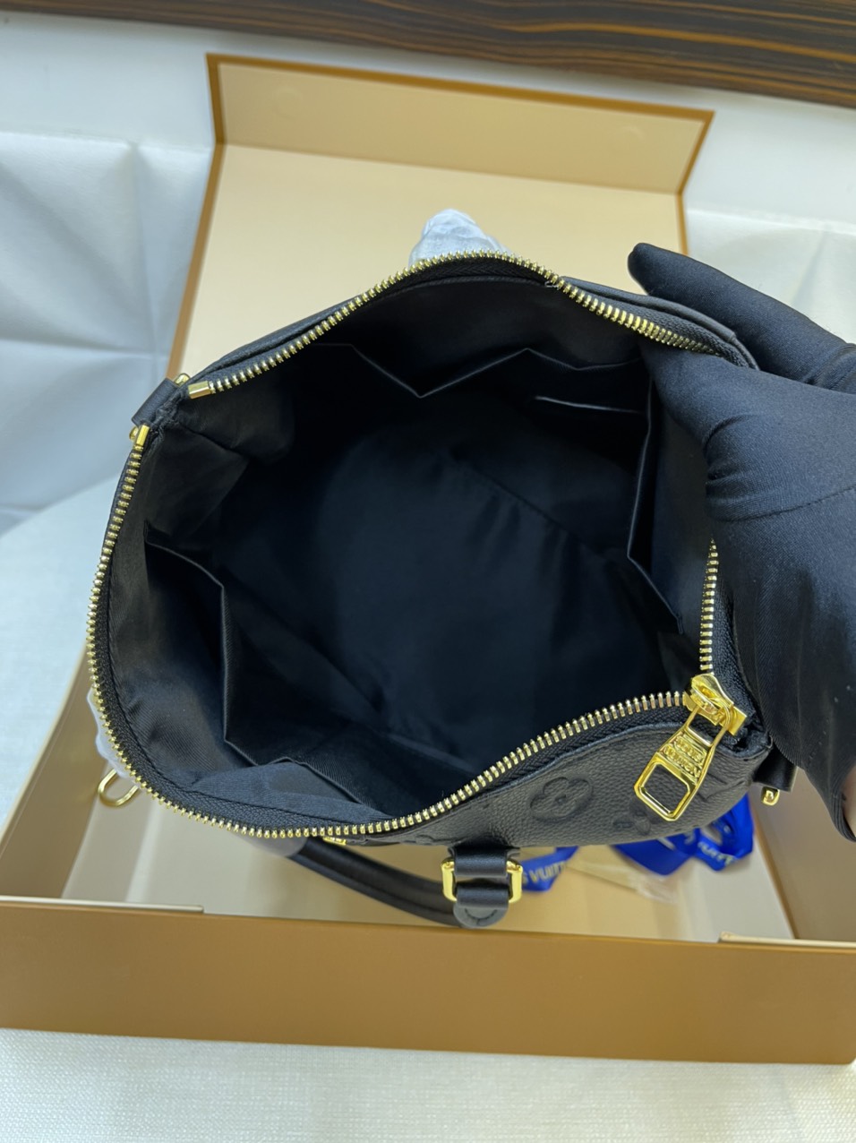 Túi Xách LV Super Khoá Kéo Logo Đen Size 26cm