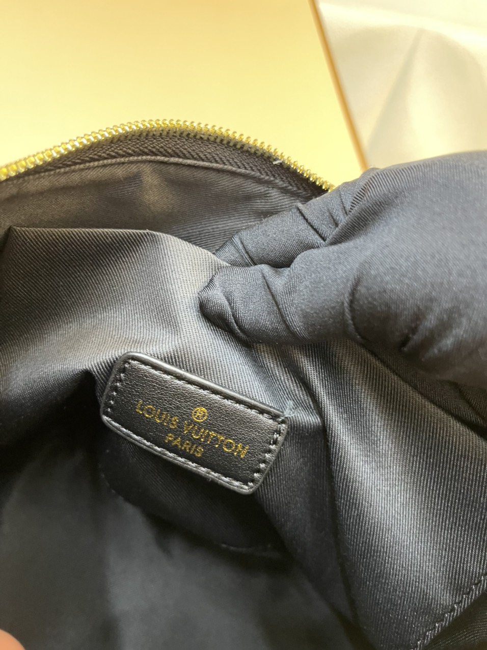Túi Xách LV Super Khoá Kéo Logo Đen Size 26cm