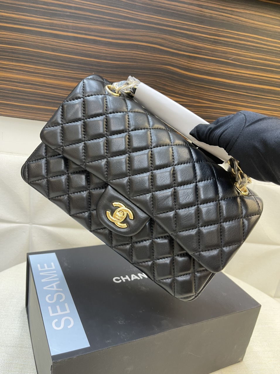 Túi Xách Chanel Classic Super Da Lì Khóa Vàng Màu Đen 26cm