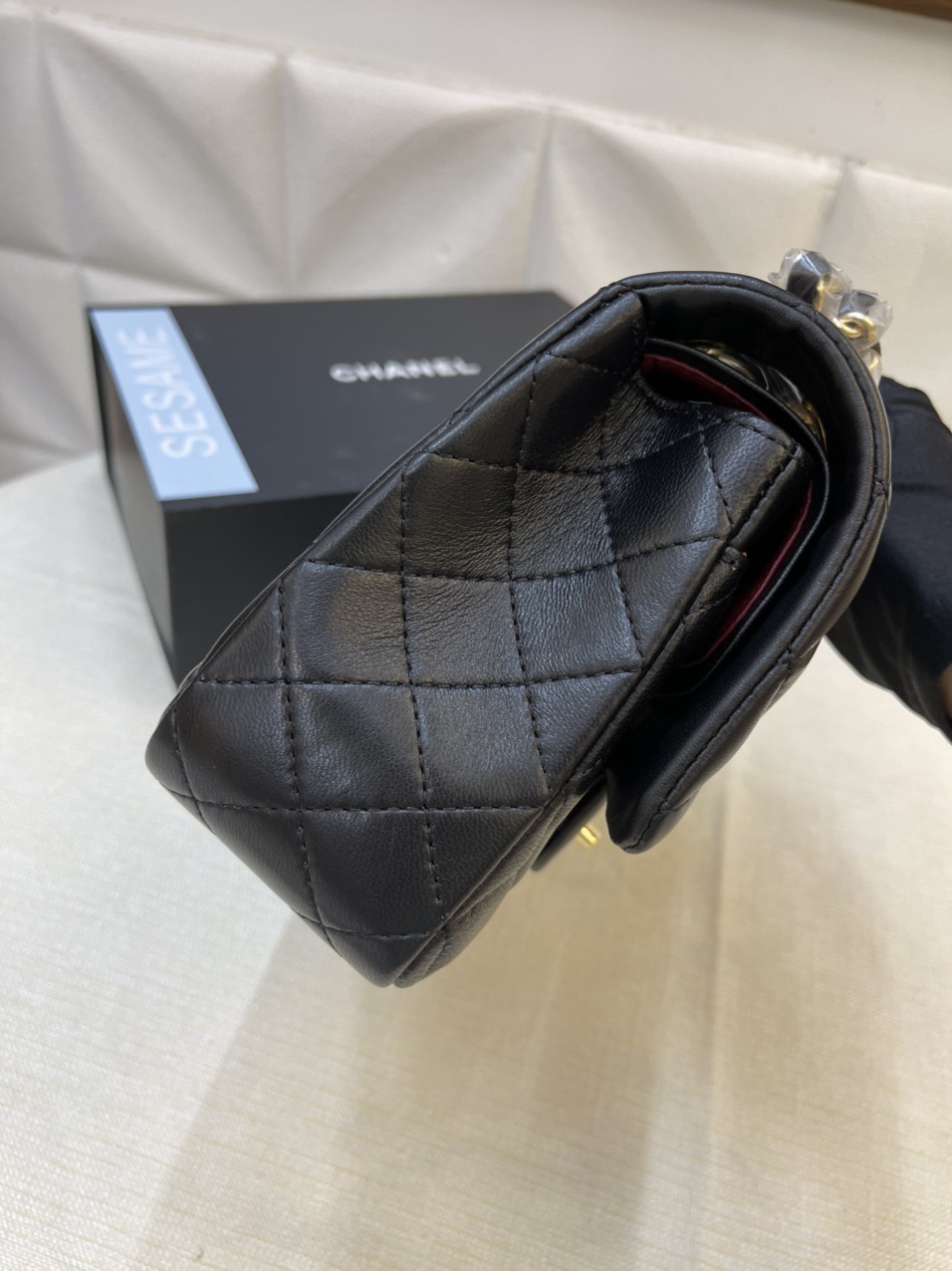 Túi Xách Chanel Classic Super Da Lì Khóa Vàng Màu Đen 26cm