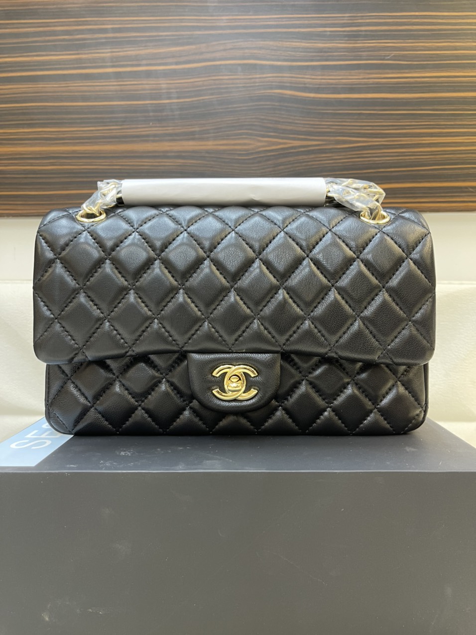 Túi Xách Chanel Classic Super Da Lì Khóa Vàng Màu Đen 26cm