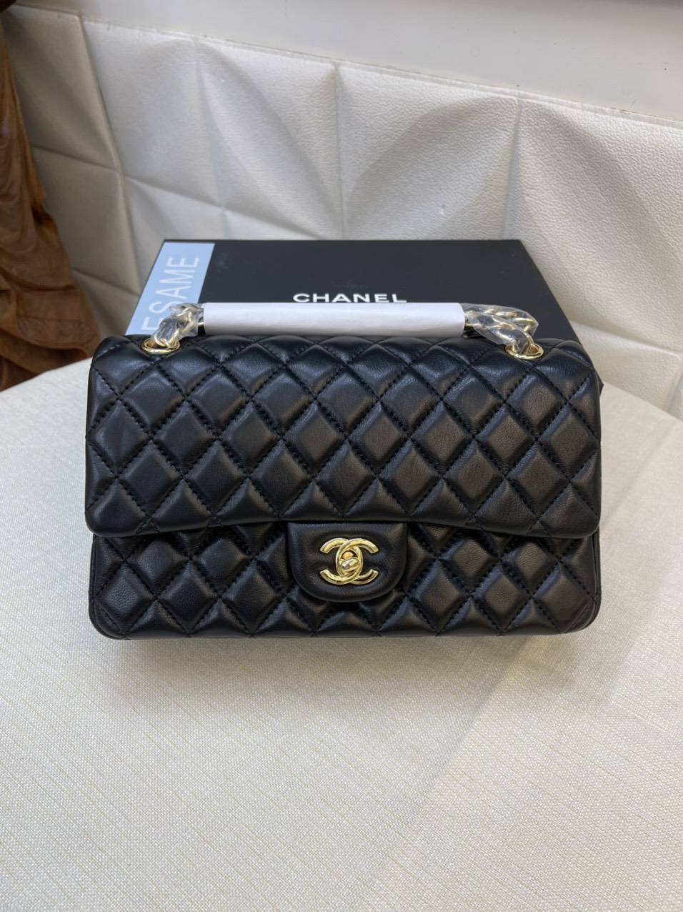Túi Xách Chanel Classic Super Da Lì Khóa Vàng Màu Đen 26cm