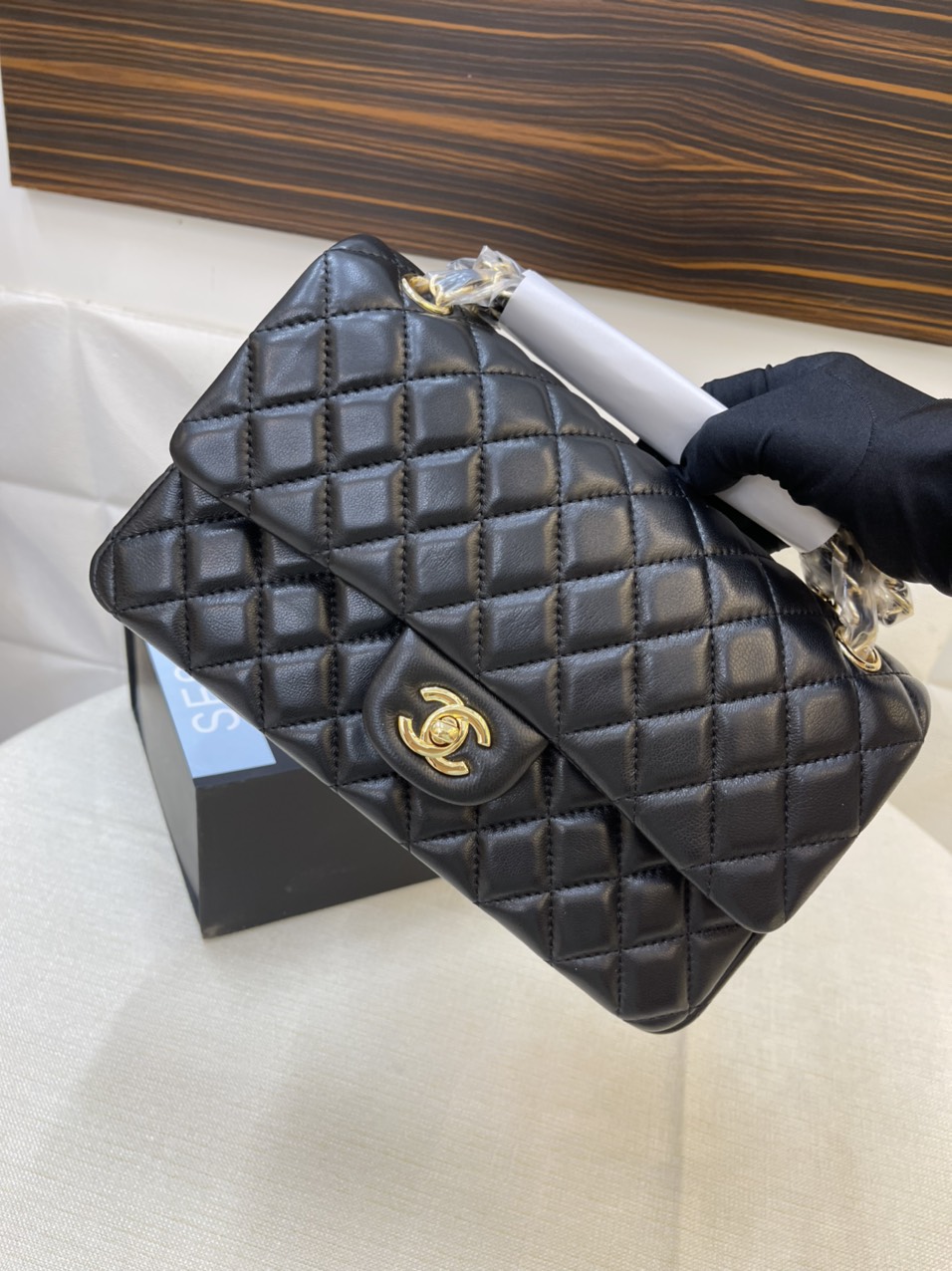 Túi Xách Chanel Classic Super Da Lì Khóa Vàng Màu Đen 26cm