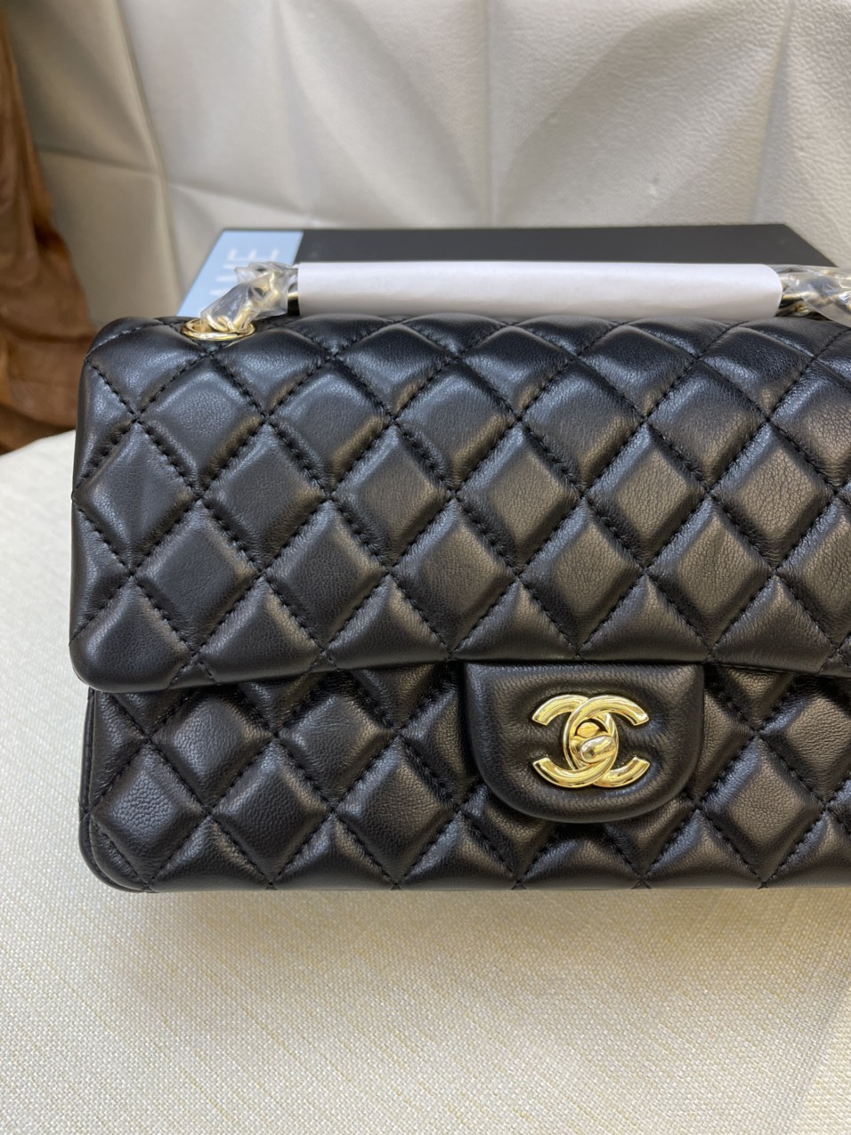 Túi Xách Chanel Classic Super Da Lì Khóa Vàng Màu Đen 26cm