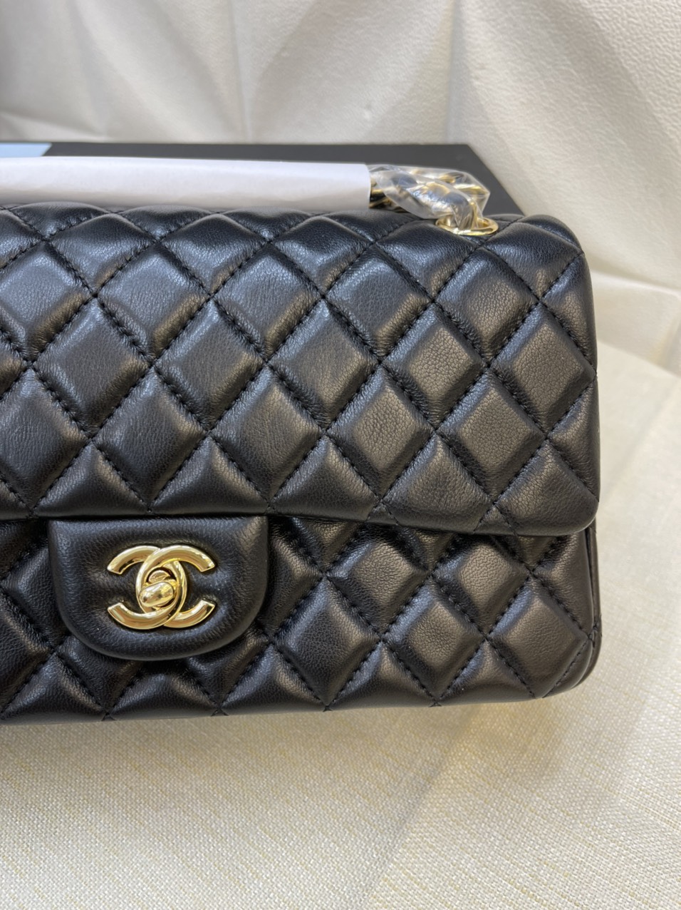 Túi Xách Chanel Classic Super Da Lì Khóa Vàng Màu Đen 26cm