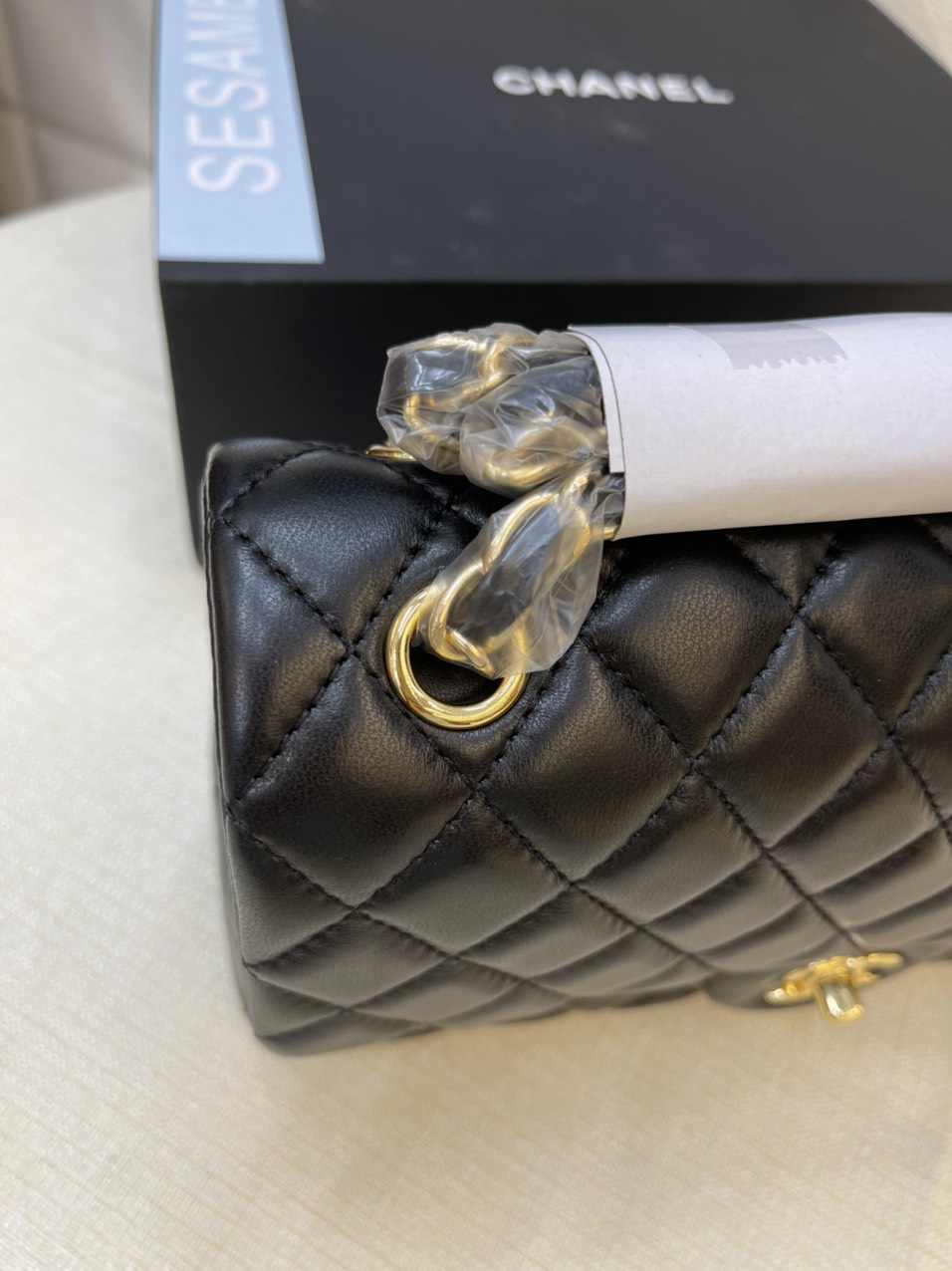 Túi Xách Chanel Classic Super Da Lì Khóa Vàng Màu Đen 26cm