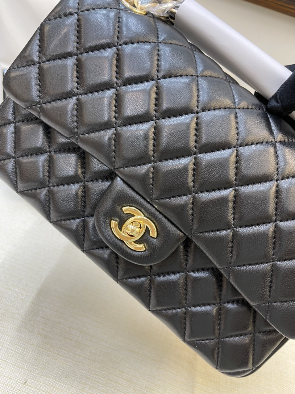 Túi Xách Chanel Classic Super Da Lì Khóa Vàng Màu Đen 26cm