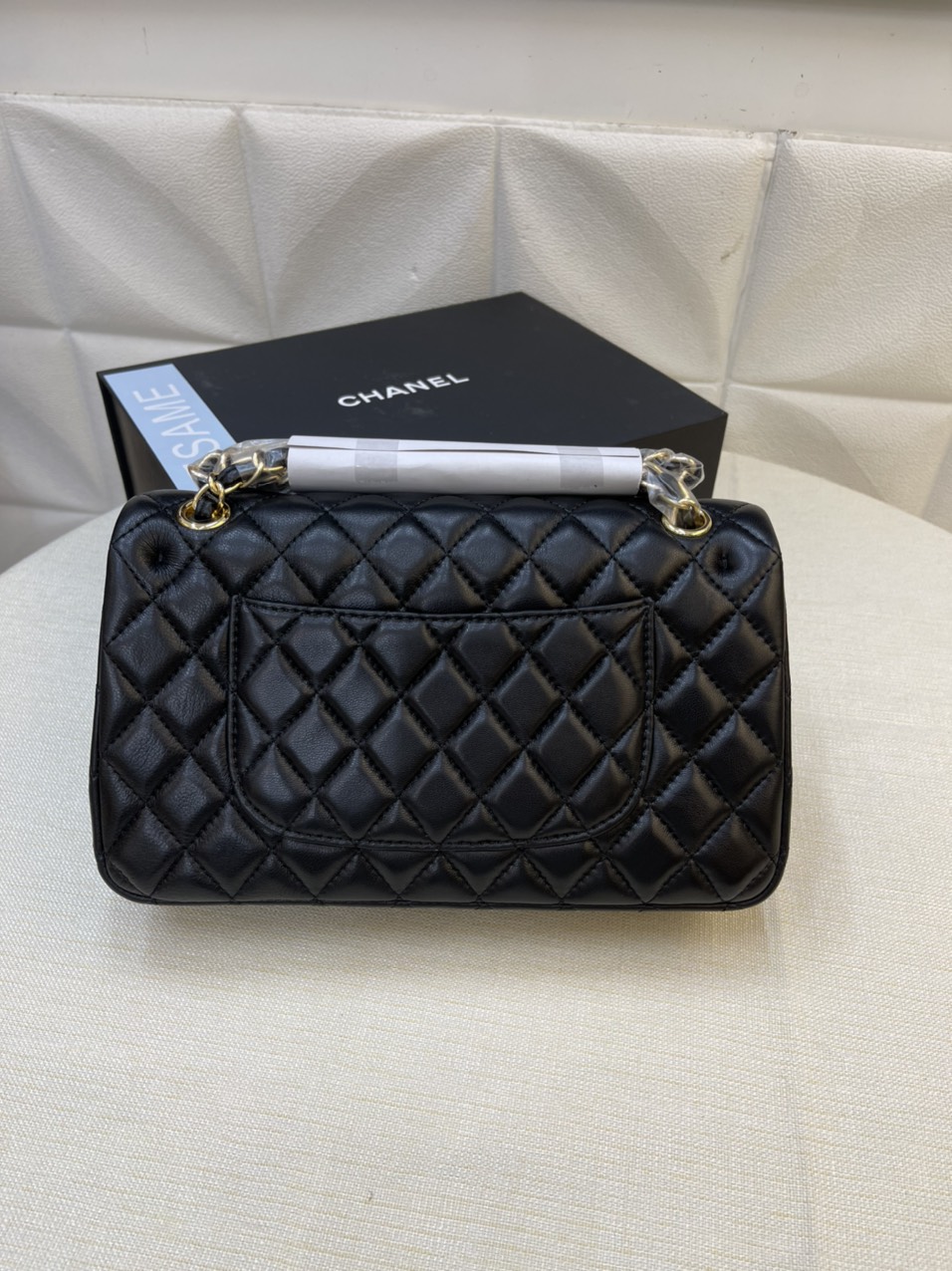 Túi Xách Chanel Classic Super Da Lì Khóa Vàng Màu Đen 26cm