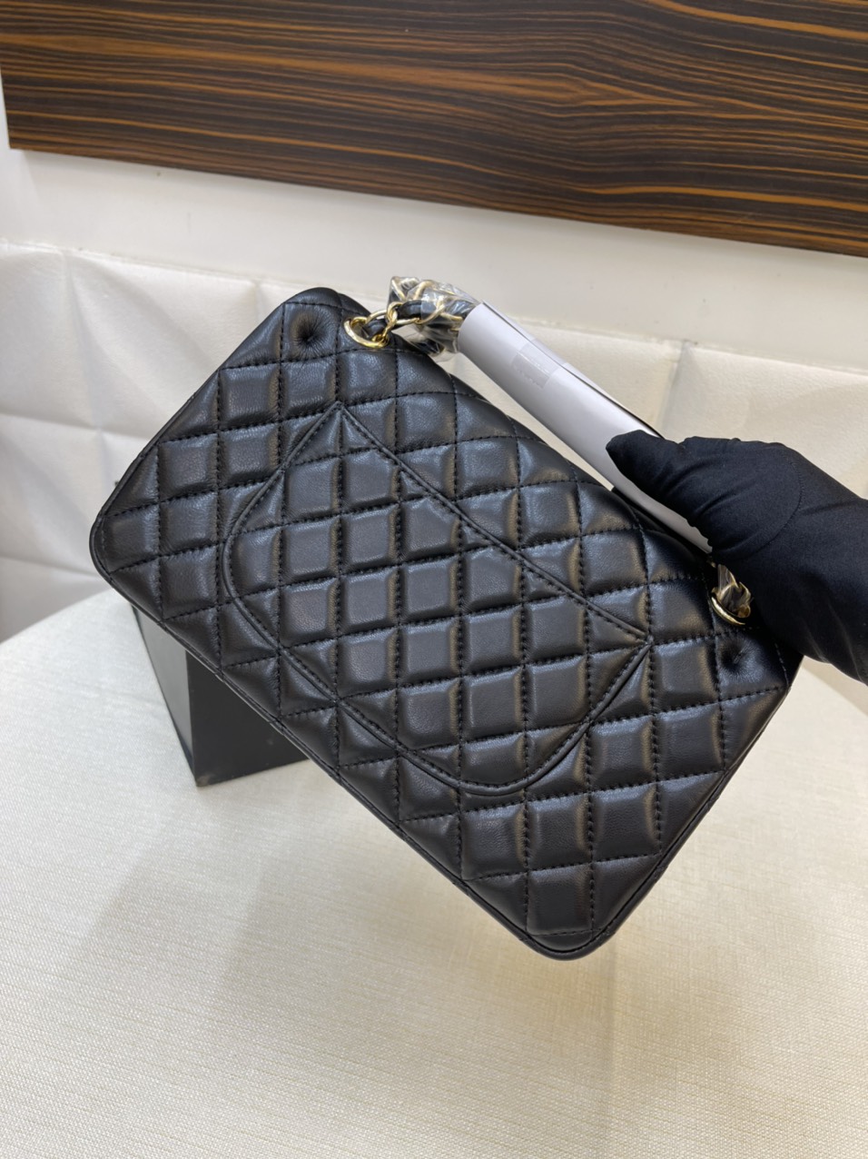 Túi Xách Chanel Classic Super Da Lì Khóa Vàng Màu Đen 26cm