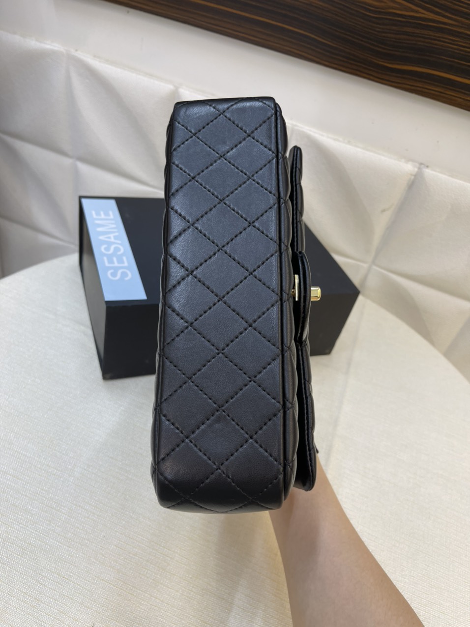 Túi Xách Chanel Classic Super Da Lì Khóa Vàng Màu Đen 26cm