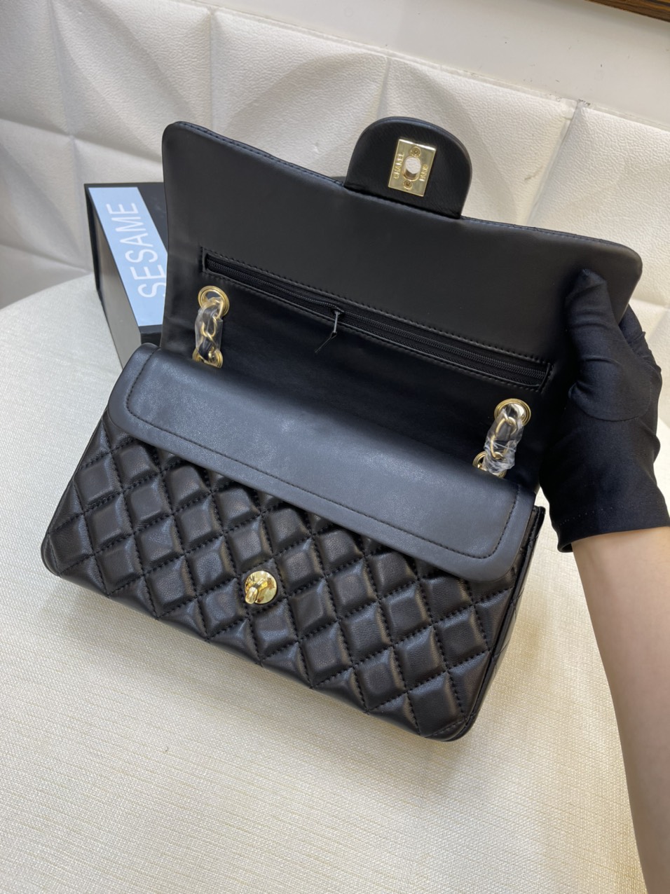 Túi Xách Chanel Classic Super Da Lì Khóa Vàng Màu Đen 26cm