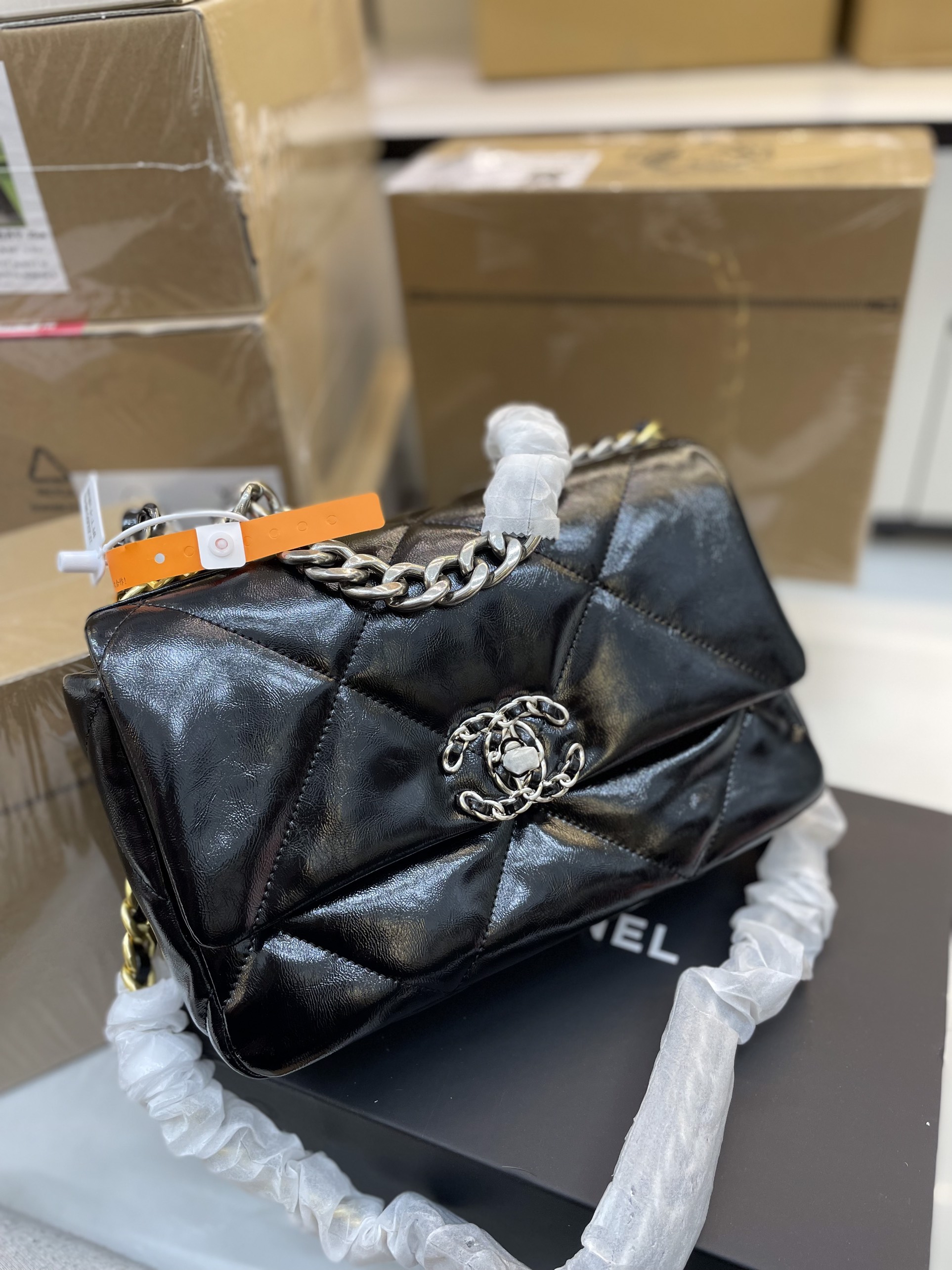Túi Xách CHANEL Super 19 LEATHER HANDBAG Màu Đen