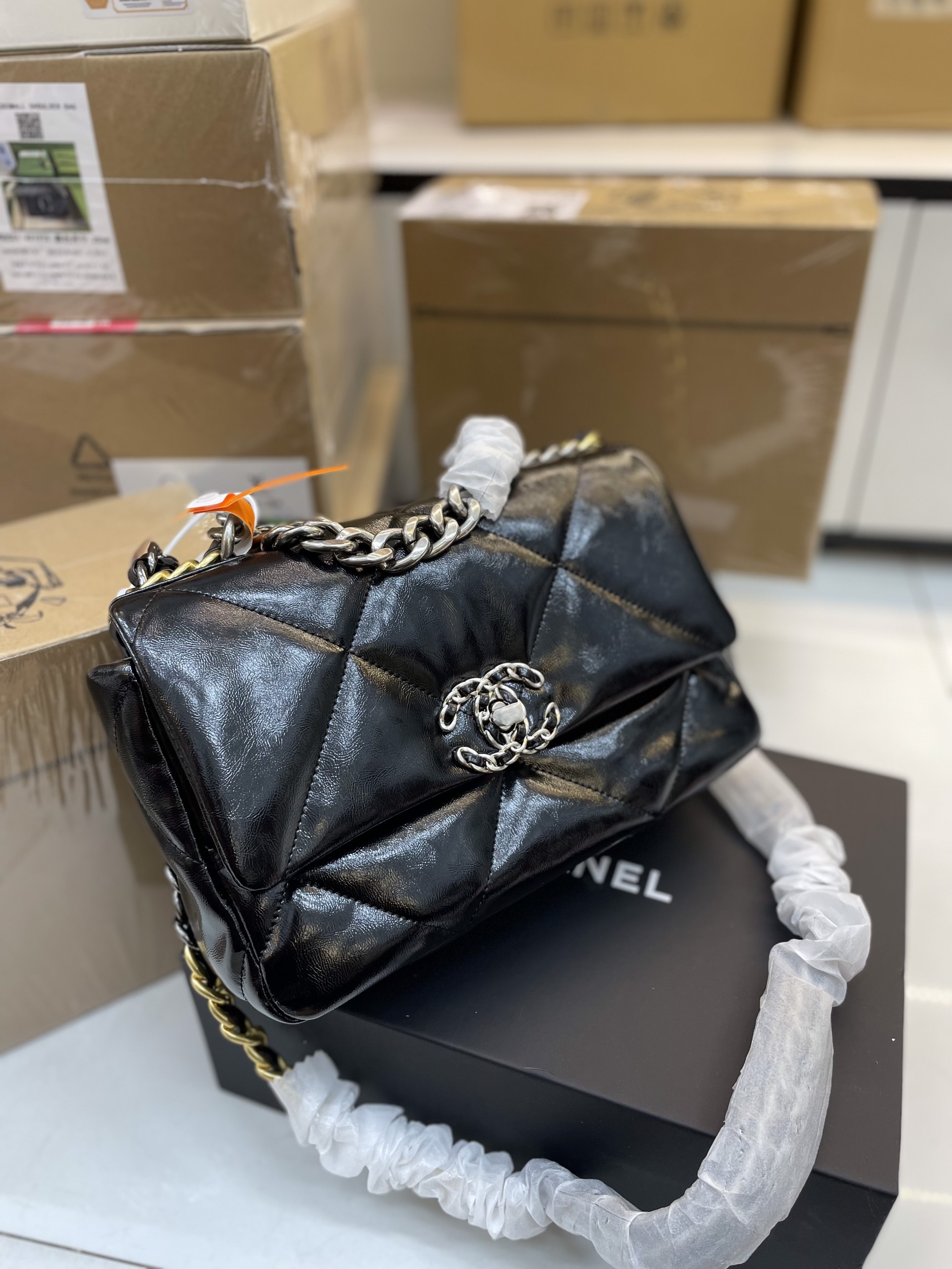 Túi Xách CHANEL Super 19 LEATHER HANDBAG Màu Đen