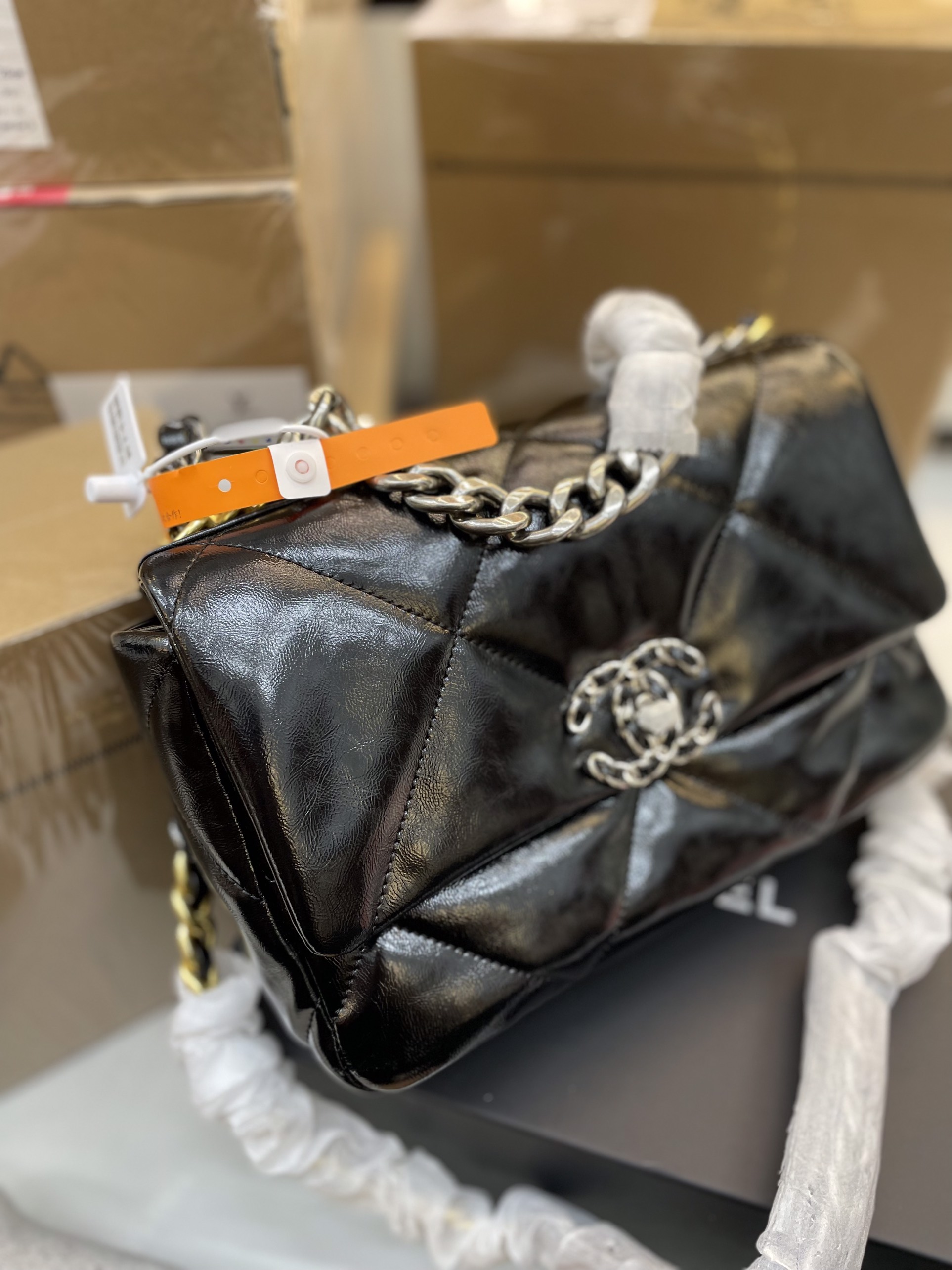 Túi Xách CHANEL Super 19 LEATHER HANDBAG Màu Đen