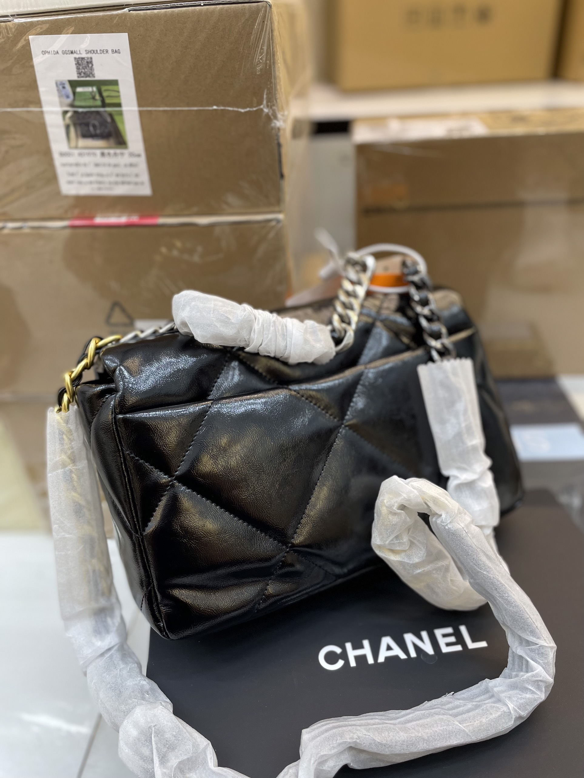 Túi Xách CHANEL Super 19 LEATHER HANDBAG Màu Đen