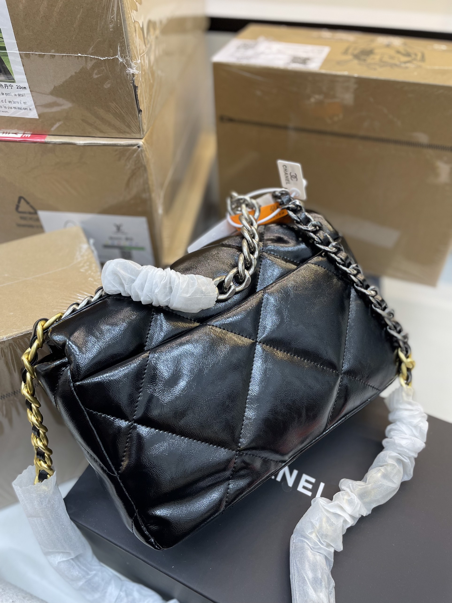Túi Xách CHANEL Super 19 LEATHER HANDBAG Màu Đen