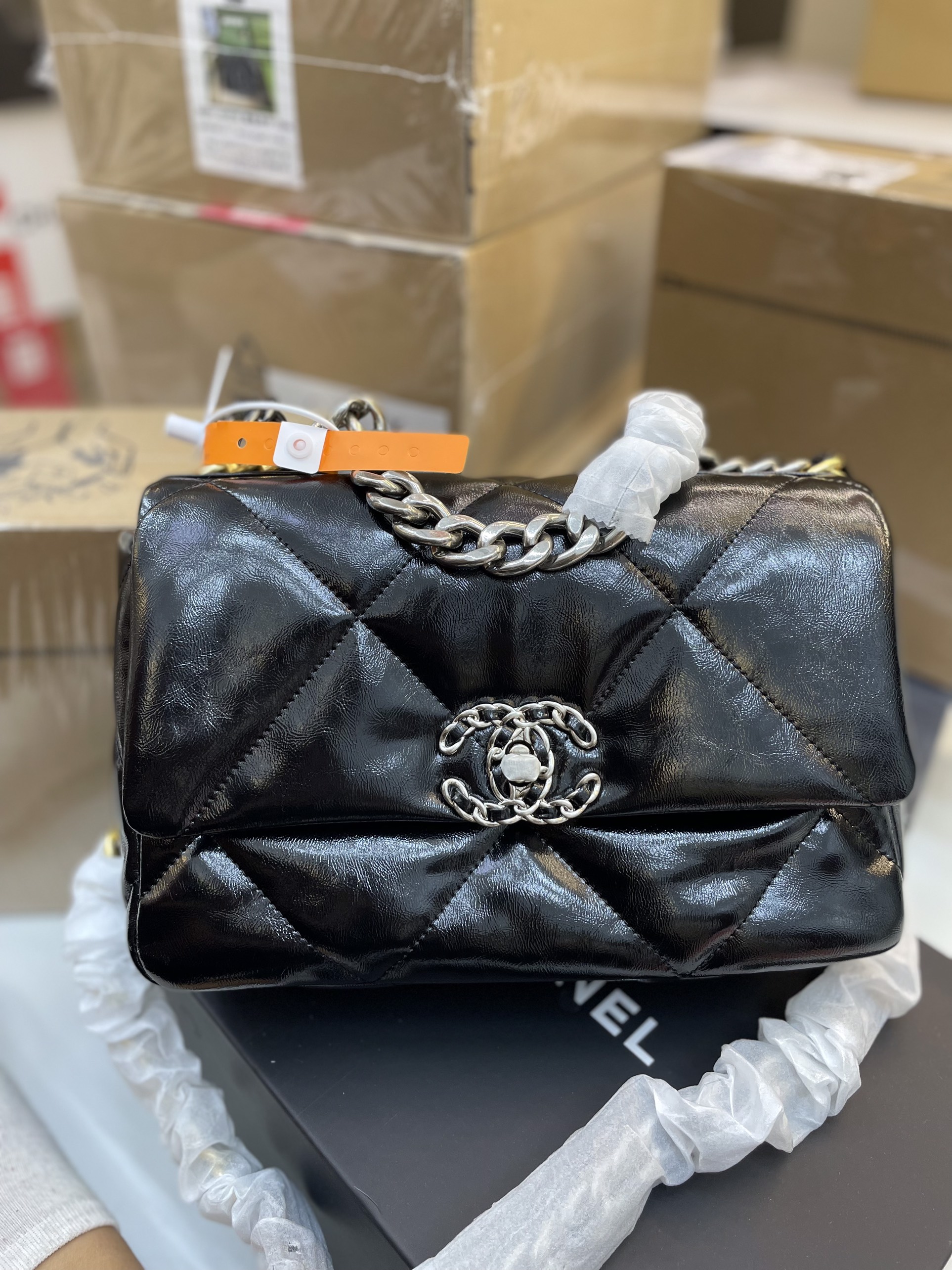 Túi Xách CHANEL Super 19 LEATHER HANDBAG Màu Đen