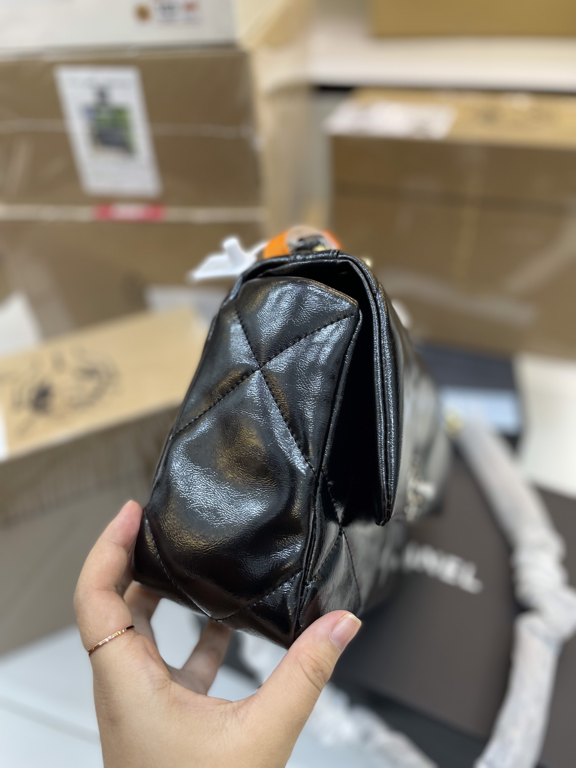 Túi Xách CHANEL Super 19 LEATHER HANDBAG Màu Đen